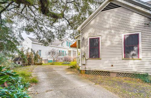 Historic Home with Fireplace and Porch Walkable Area! - Foto 27