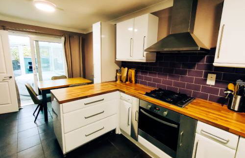 Cozy Four-Bedroom Home with Hot Tub, Garden, CONTRACTORS WELCOME - Close to Shops, Restaurants, Hospital and Park - Photo 16