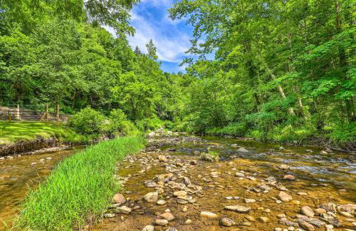 Bonfires and BBQs! Creekside Retreat in Marshall - Foto 24