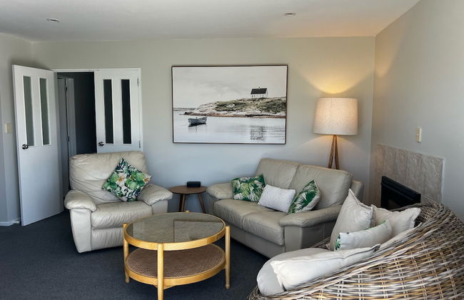 Waiake Beach Apartments - Photo 1