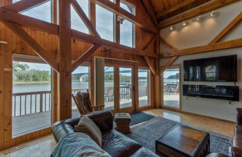 Custom Waterfront Lodge, 4 bed, 4 Bath, Sleeps 12! - Foto 3