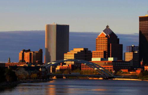 Private Attic room in shared home Near U of R - Photo 25