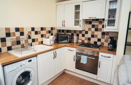 Large Apartments next to East Midlands Airport with Free Gated Parking! - Photo 13