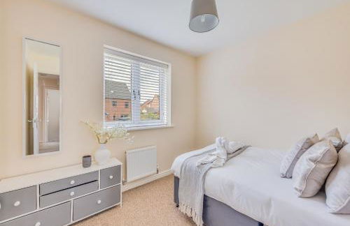 Beautiful Detached House with Driveway Parking, Study Room, Spacious Garden, Smart TVs and Fast Wifi by Yoko Property - Photo 15