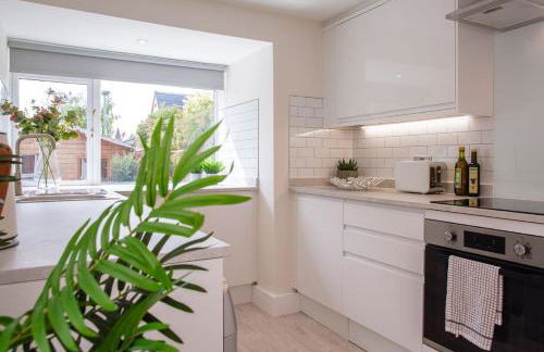 Stunning Townhouse with Large Garden - Sleeps 8! - Photo 14