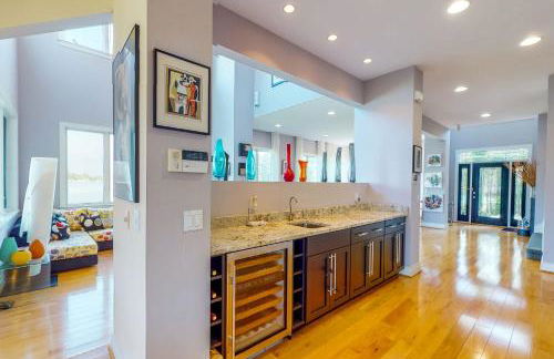 Deck and Private Dock! Winchester Creek Estate - Foto 14