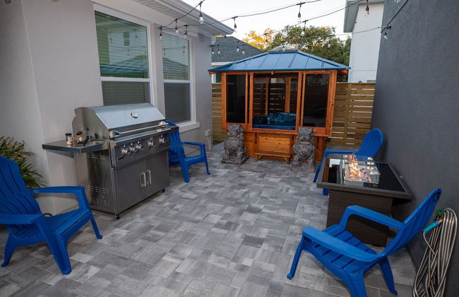 Brand New Modern Pet Friendly Zen Home W/ Private Home Theater & Hot Tub! 2 Bedroom Home by RedAwning - Photo 32