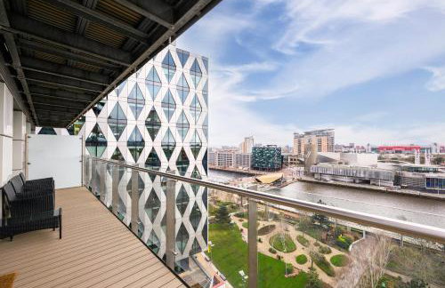 Waterfront Panorama – 2BR + Balcony, Near Stadium - Foto 2