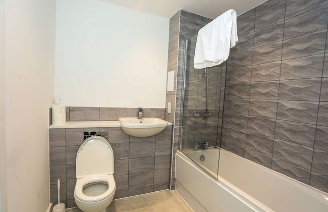 Exquisite One Bed Apartment - Photo 8