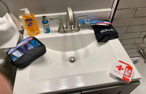 Charming Farmhouse Retreat near Downtown & University Modern Amenities, Fireplace & Porch! - Foto 34