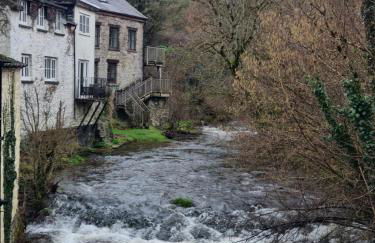 Cosy River Cottage in Brecon with a Fireplace - Photo 11