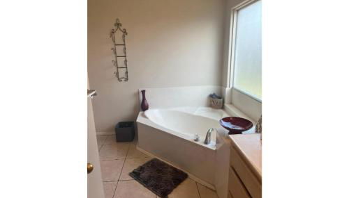 Minutes to Shopping, Dining and Fun Family Stay - Sleeps 6 - Foto 2