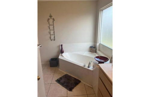 Minutes to Shopping, Dining and Fun Family Stay - Sleeps 6 - Foto 2