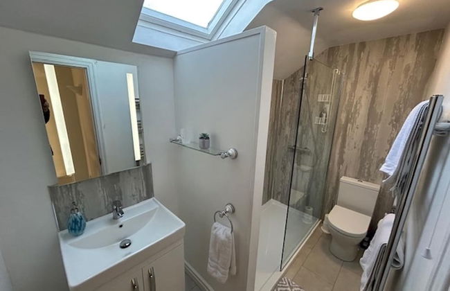 2 Bedroom Cottage Free Private Parking Fire Place - Photo 12