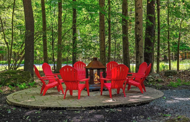 Lake + Pool Access, Game Room, Firepit, Deck Tawny and Peaceful by Avantstay - Foto 1