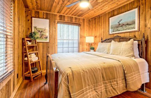 Waterfront A-Frame Cabin w Hot Tub, Outdoor Kitchen, Firepit Near Hiking & ATV Trails - 10 mins to Helen, GA - Foto 18