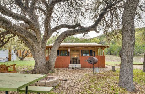 'Cabana Luna' Cabin w/ Deck, Swing & Fire Pit! - Foto 23