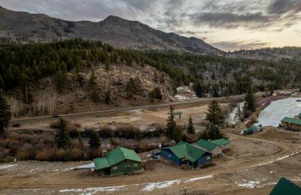 Cozy Riverfront Cabin with Fireplace & Deck - Foto 7