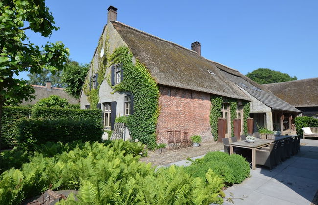 Grand Holiday Home in Alphen with Sauna & Hot Tub - Foto 1