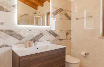 Villa atop the village with stunning view - Foto 23