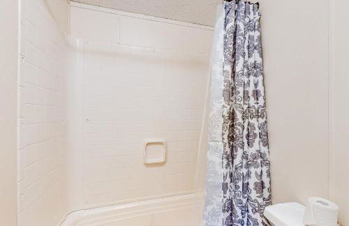 Riverfront Stay Sleeps 6 Deck Firepit Water View - Foto 27