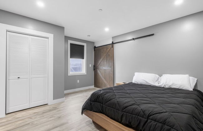 New Luxury 4 Bed Condo Perfect for Winter Rental - Photo 12