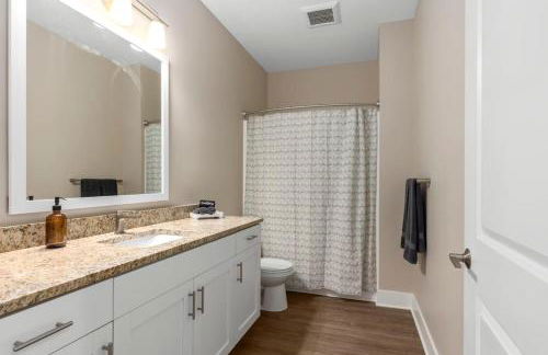 Modern 2BR 2BA New Build Condo with Garage & Patio - Foto 17