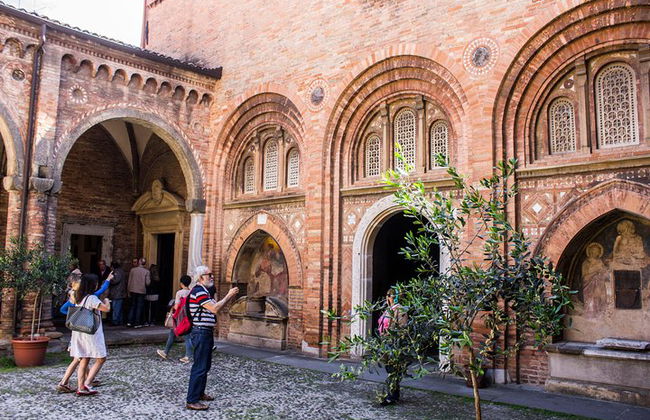 Private tour of Santo Stefano Basilica and Corte Isolani - Photo 6