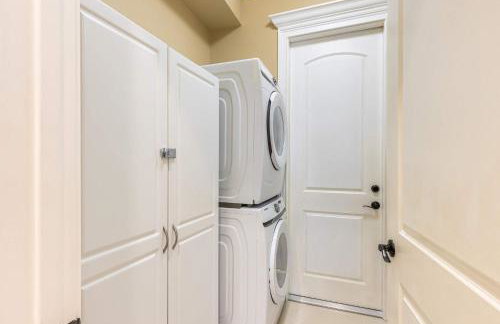 Chill & Spacious 3BR - Beaches & Backyard Fun - Foto 32