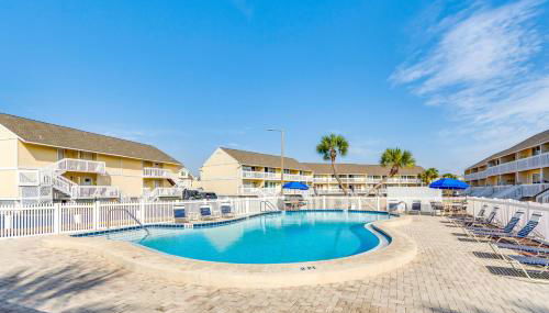 Walk to Beach Resort Retreat with Balcony in Destin - Foto 3