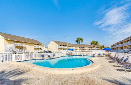 Walk to Beach Resort Retreat with Balcony in Destin - Foto 3