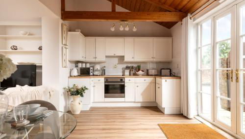 Luxurious Snowdrop Cabin with Private Hot Tub - Foto 4, stove, pet friendly, toaster