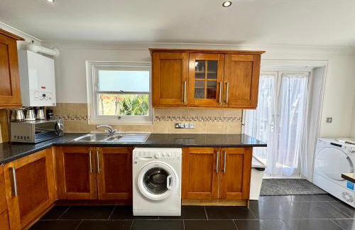 Spacious 3-Bed Home with Garden, Private Parking, Smart Tv's, Fast Wi-Fi - Photo 19