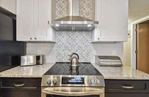 SPECTACULAR, NEW Professional Decor, Near Dis, NO Steps, Pool, Patio, LOW Rates! - Foto 19