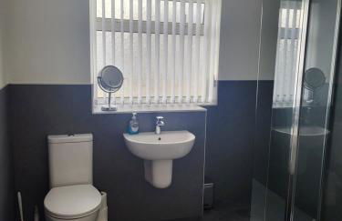 Central 2-bedroom bunglow with double sofa bed - Photo 9