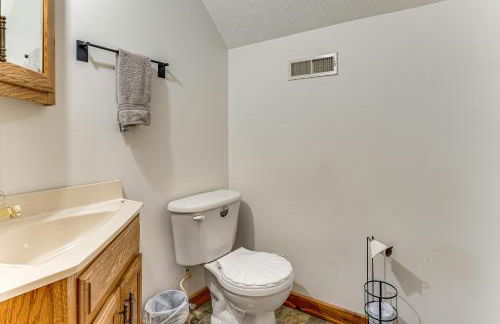 Shady Point Retreat with Hot Tub and Pickleball! - Foto 32