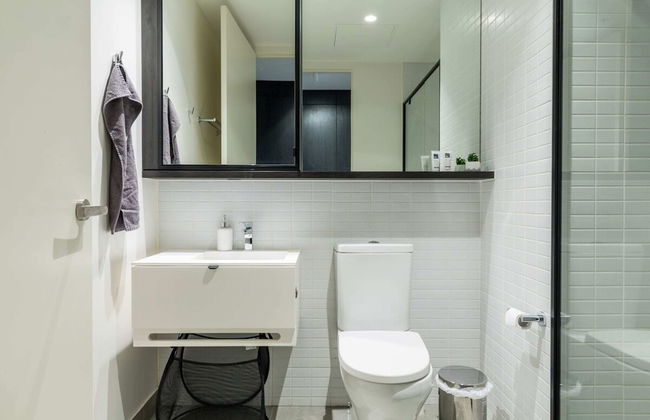 Modern 1 Bedroom in Tranquil Parklands - Photo 12