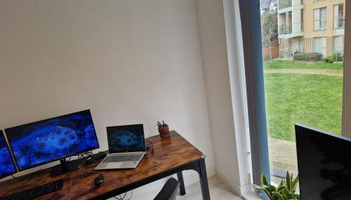 Luxury Corner Apartment by Cambridge Station with Free Allocated Underground Parking & Flexible Beds - Foto 2, Garden view