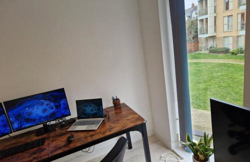 Luxury Corner Apartment by Cambridge Station with Free Allocated Underground Parking & Flexible Beds - Foto 2