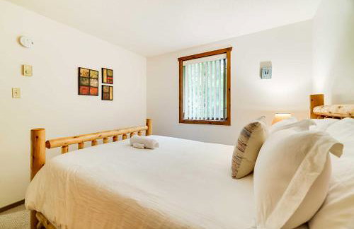 Fire Pit and Games! Secluded Chalet 30 Mi to Montage - Foto 17