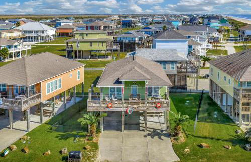 Steps to Shore! Just Beachy Home with Deck and Views - Foto 37