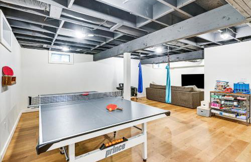 8 Mi to Tanglewood and Butternut Ski Spacious Home! - Foto 2