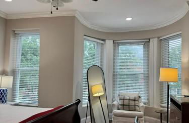 Classy Victorian Brownstone Subway Shopping - Photo 24