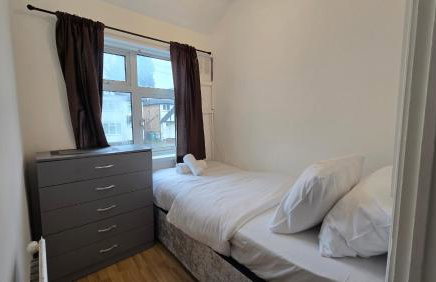 Cosy 3BDR Home With Free Parking In Harrow - Photo 5