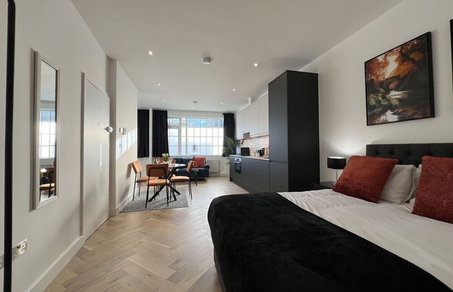 Isleworth Apartments - Photo 2