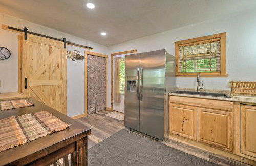 Waterfront Cottage in Fort Towson with 2 Decks! - Foto 7