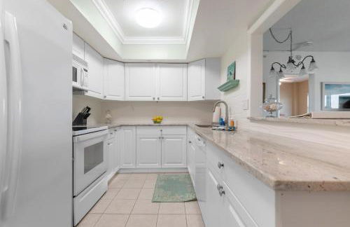 Spacious 3BR Beachfront Condo with Balcony & Parking - Foto 15