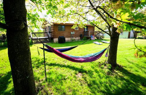 Cozy Cabin with Hottub at Cloverdale Cabins - Foto 35