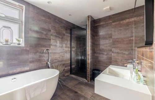 FAMILY FRIENDLY ESCAPE IN ETON, COUNTRYSIDE VIEWS with Hot Tub - By Tempstay - Foto 16