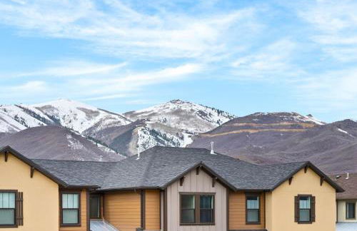 BRAND NEW Scenic Luxury Mountain Retreat - Photo 4